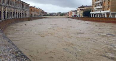 “Qui un metro di neve” e l’Italia scopre l’inverno. Marche, è allerta fiumi