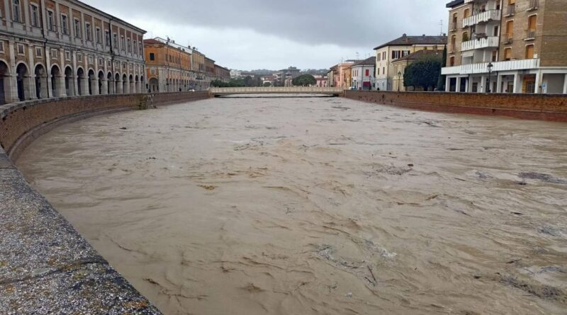 “Qui un metro di neve” e l’Italia scopre l’inverno. Marche, è allerta fiumi
