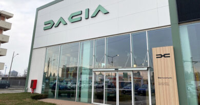 Dacia inaugura la nuova identità visiva. Ecco la nostra visita alla prima concessionaria italiana trasformata