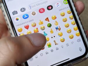 “La emojii era offensiva”. Condannato per una faccina che cavalca sui social