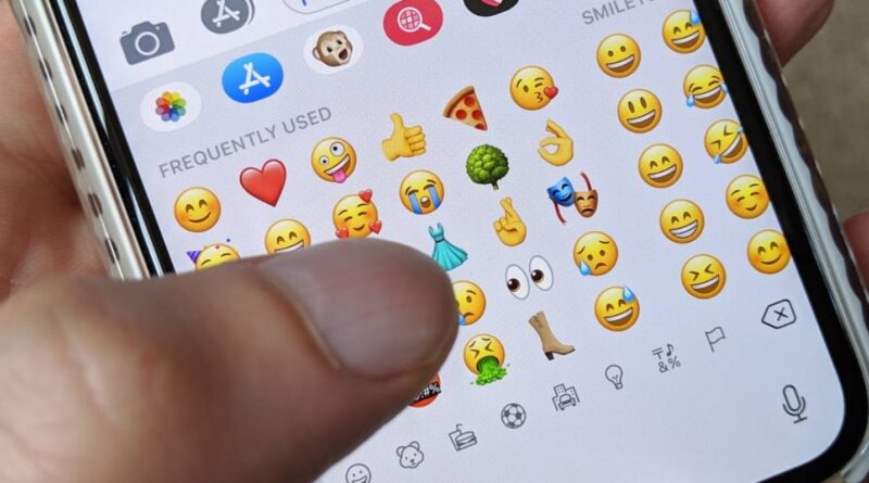 “La emojii era offensiva”. Condannato per una faccina che cavalca sui social