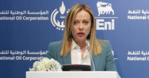 Meloni a Tripoli per gas e migranti. Accordo da 8 miliardi: l’Eni rafforza il suo primato in Libia
