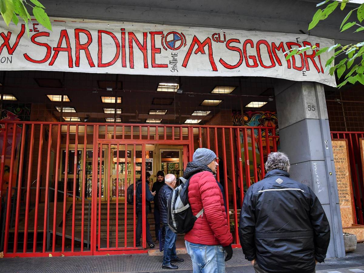 Il Pd alliscia il pelo ai centri sociali: la mossa per un pugno di voti alle Regionali