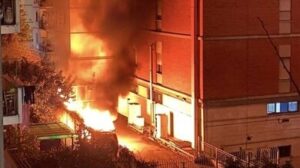 Auto in fiamme nel piazzale di Telecom Italia: atto di matrice anarchica