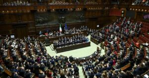 Donzelli (FdI): “La Sinistra sta con lo Stato o con i terroristi?”. Caos in Aula, Pd all’attacco