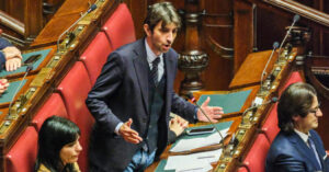Cospito, perché l’esibizione in aula di Donzelli è solo l’ultima ferita alla Costituzione antifascista