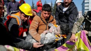 Terremoto in Turchia e Siria, le ultime notizie. Oltre 11.700 morti. Erdogan arriva ad Hatay: “I provocatori mentono, qui presenti squadre di aiuto da 18 Paesi”