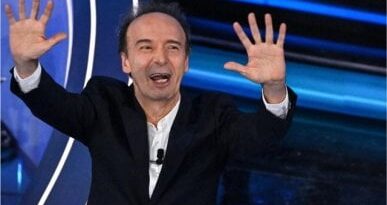 Successo social per il monologo di Benigni: “Preziosissimo” | L’articolo Lezione di antifascismo. E Mattarella canta l’inno