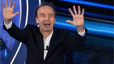 Successo social per il monologo di Benigni: “Preziosissimo” | L’articolo Lezione di antifascismo. E Mattarella canta l’inno