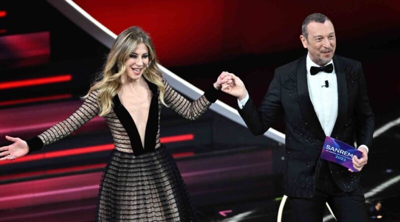 Sanremo 2023, le pagelle ai look della seconda serata: Francesca Fagnani incanta in Armani, Massimo Ranieri abbaglia. Giorgia Male: voto 4