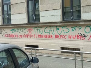 “Per Cospito e le Br”. La scritta choc degli anarchici coccolati dal Pd