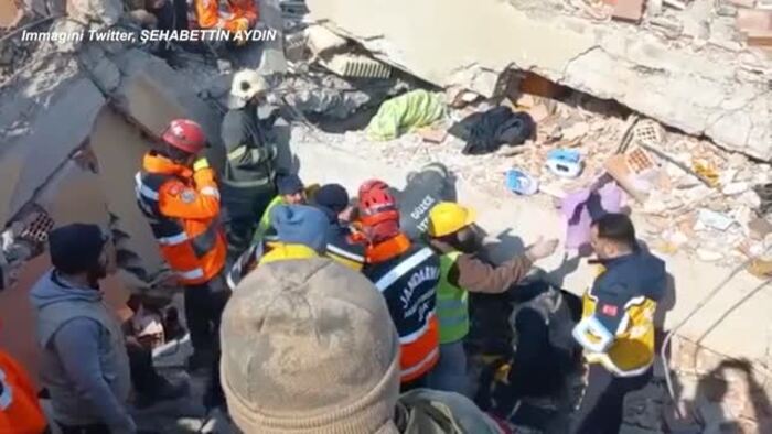 Terremoto tra Turchia e Siria, oltre 20.000 morti. Ancora salvataggi miracolosi