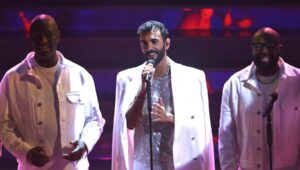 Sanremo 2023, la serata finale. Annunciata la scaletta. Mengoni in testa alla classifica generale. E si commuove: “Sono iperfelice”. Ecco chi vende secondo i bookmaker. Coletta: “Non posso controllare i cantanti in diretta”