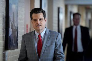 Il deputato Matt Gaetz è sotto tiro per aver invitato un presunto assassino a recitare il giuramento di fedeltà