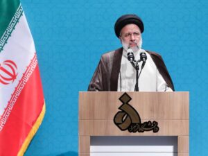 Teheran si riprende le piazze: “Proteste fallite”. Ma gli hacker interrompono il discorso di Raisi
