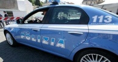 Accoltella poliziotto in commissariato a Napoli, un collega spara: uomo muore in ospedale