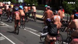 Come nella “Bicycle Race” dei Queen: centinaia di ciclisti nudi per le strade di Melbourne