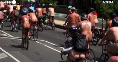 Come nella “Bicycle Race” dei Queen: centinaia di ciclisti nudi per le strade di Melbourne