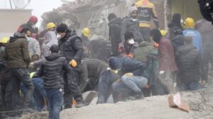 Terremoto in Turchia e Siria, oltre 41mila i morti. Una donna di 74 anni salvata 227 ore dopo la scossa