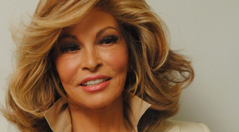 Raquel Welch morta, addio all’attrice americana: si è spenta a 82 anni dopo una breve malattia