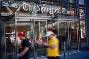 Il New York Times pubblica una difesa di J.K. Rowling un giorno dopo che i suoi collaboratori hanno denunciato la copertura anti-Trans