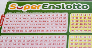 Maxi-vincita al Superenalotto, in 90 si dividono il jackpot da 371 milioni