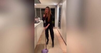 Shakira pulisce la casa dove Piqué portava Clara e canta “Potrei uccidere il mio ex”