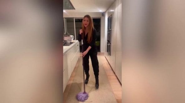 Shakira pulisce la casa dove Piqué portava Clara e canta “Potrei uccidere il mio ex”