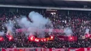 Lo striscione rubato ai tifosi della Roma riappare a Belgrado nella curva della Stella Rossa
