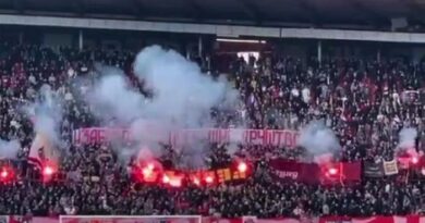 Lo striscione rubato ai tifosi della Roma riappare a Belgrado nella curva della Stella Rossa