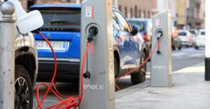 Auto, non decollano le elettriche in Italia: bonus al palo. In un solo mese esauriti quelli per benzina e diesel