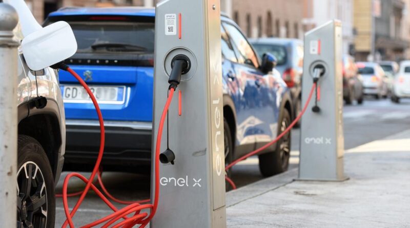 Auto, non decollano le elettriche in Italia: bonus al palo. In un solo mese esauriti quelli per benzina e diesel
