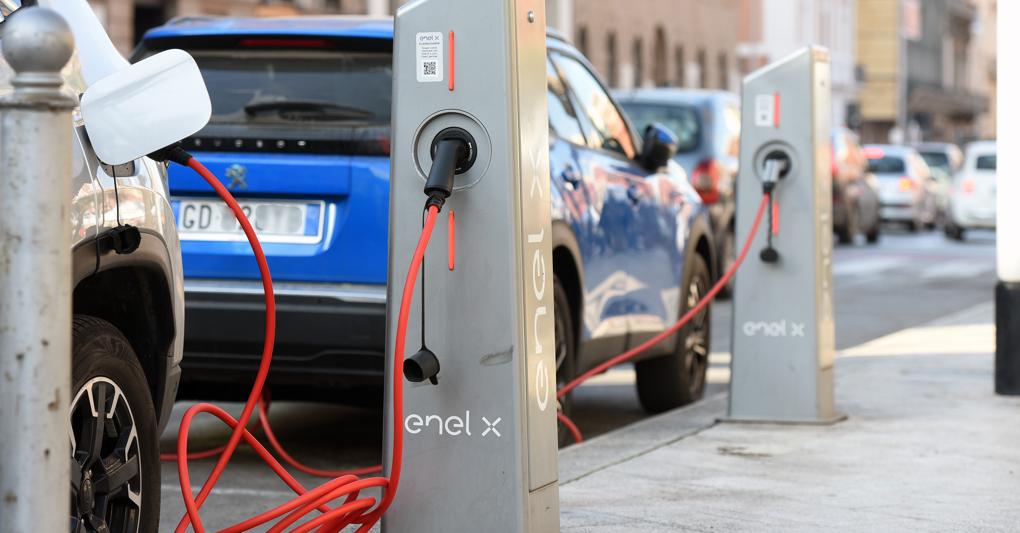 Auto, non decollano le elettriche in Italia: bonus al palo. In un solo mese esauriti quelli per benzina e diesel