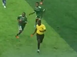 Se anche le calciatrici pestano l’arbitro