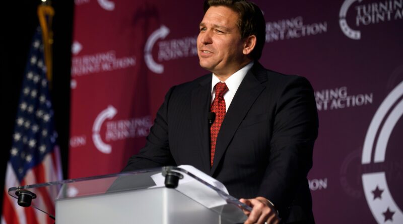 Ron DeSantis, uomo-bambino notoriamente meschino, giura che la sua crociata anti-mediatica non ha nulla a che fare con la sua cattiva stampa
