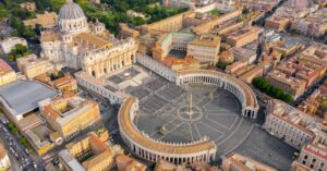 Vaticano, la stretta di Francesco su immobili e finanza: “Sono beni della Chiesa, non dei singoli dicasteri”