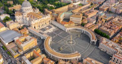 Vaticano, la stretta di Francesco su immobili e finanza: “Sono beni della Chiesa, non dei singoli dicasteri”