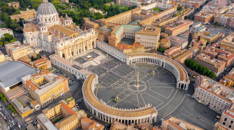 Vaticano, la stretta di Francesco su immobili e finanza: “Sono beni della Chiesa, non dei singoli dicasteri”