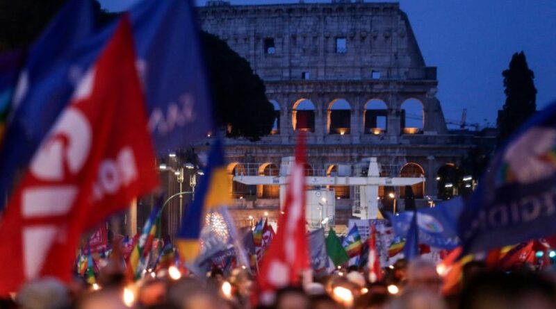 Roma, fiaccolata per la pace: “Subito trattativa per fermare la guerra”. Conte: “Nessuno può dettare le condizioni in modo arrogante”