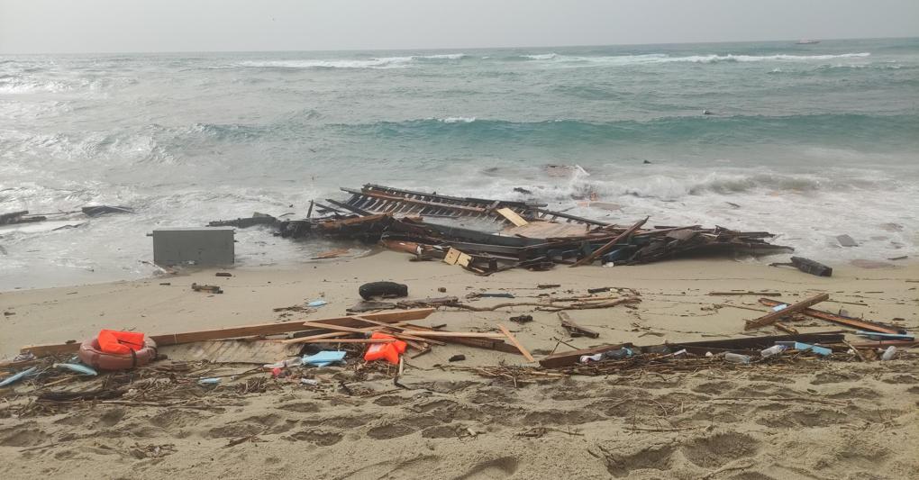Strage di migranti a Crotone: 43 vittime ma si temono oltre 100 morti