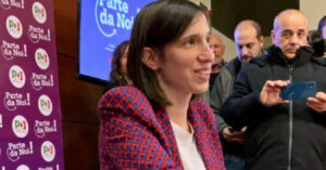 Elly Schlein, chi è la prima segretaria donna del Pd: l’esordio dopo i 101, poi Bruxelles, il boom alle regionali e l’arrivo in Parlamento
