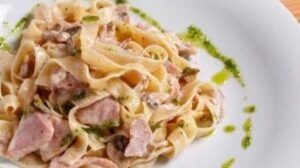 Le tagliatelle con prosciutto e funghi
