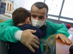 Salvo grazie al polmone di papà. “Ora tornerà a giocare coi Lego”