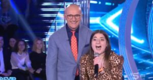 Grande Fratello Vip, fan dei Donnalisi fa il panico in studio: “Ha pianto, è svenuta, ha urlato”