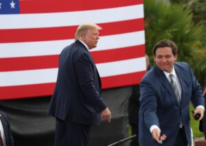 Donald Trump sostiene che Ron DeSantis si diverte ad uccidere anziani in sedia a rotelle