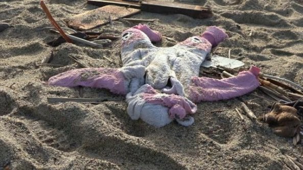 Gli oggetti sulla spiaggia di Crotone: la testimonianza silenziosa del naufragio