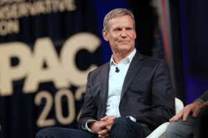Il governatore del Tennessee, deciso a vietare gli spettacoli di drag queen, preferirebbe non parlare della volta in cui si è vestito da drag queen