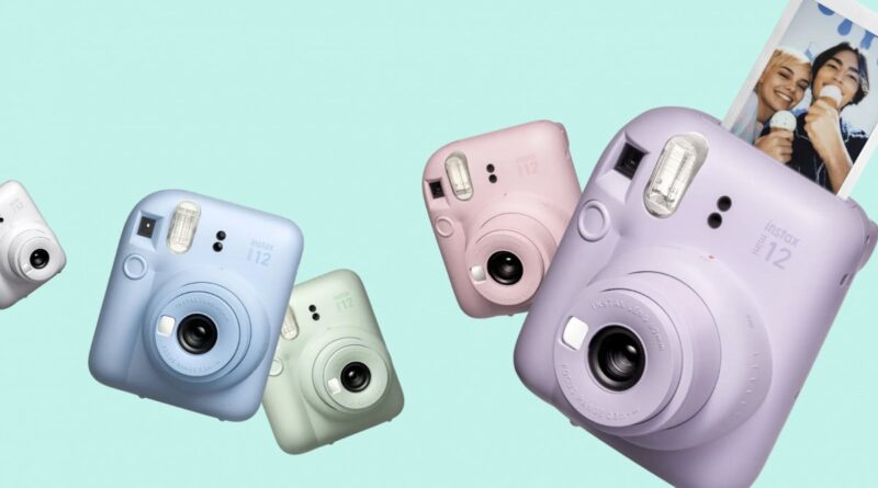 Fujifilm svela la Instax Mini 12: nuovo obiettivo e altre chicche