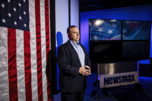 Dopo essere stato abbandonato da DirecTV, il capo di Newsmax riceve un caloroso benvenuto al CPAC