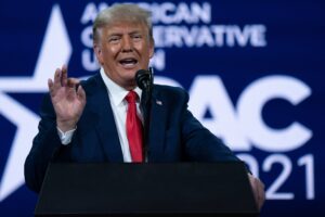 Rapporto: Donald Trump pensa di essere a pochi soprannomi cattivi dal convincere Ron DeSantis a non correre contro di lui